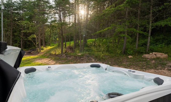 Westport Cabin | Charming 2-bedroom cabin with Hot Tub, Wi-Fi, AC in Westport