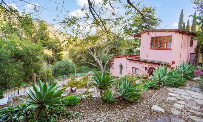 Topanga House | Charming 2-bedroom chateau with WiFi, fitness room in Topanga