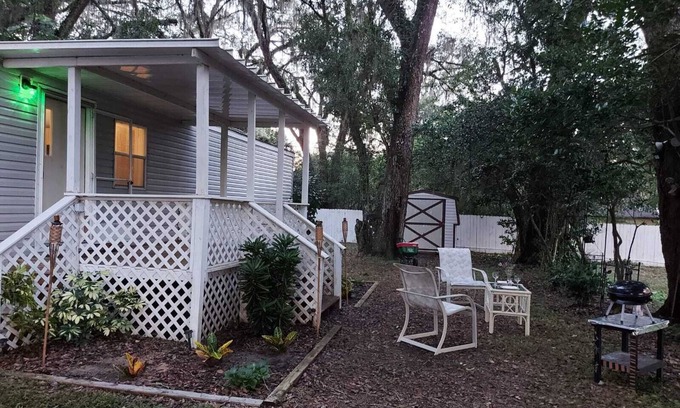 Belleview Cottage | Charming 2-bedroom cottage in delightful Belleview with WiFi, AC