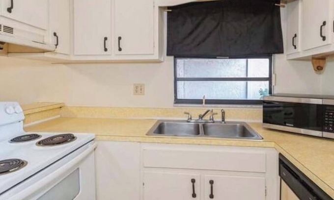 Tropic Condo | Charming 2-bedroom condo with WiFi, AC in fantastic Melbourne close to nbeach