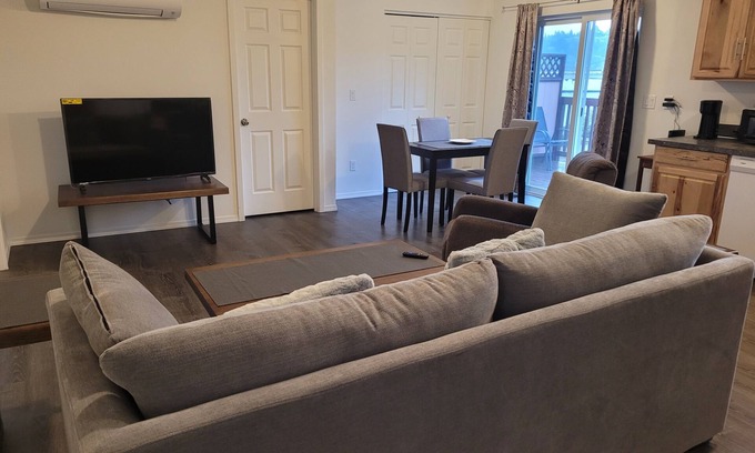 Bunker Hill Condo | Charming 2-bedroom condo in lovely Coos Bay with WiFi, AC