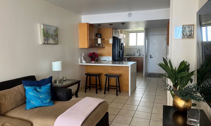 Ala Moana Condo | Charming 2-bedroom condo with Ocean views!