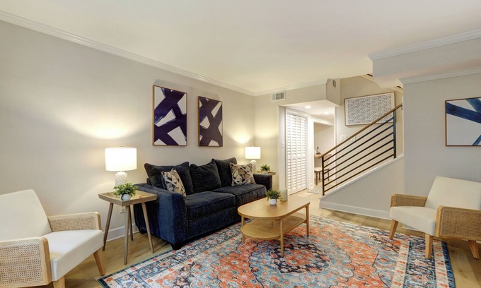 Historic Downtown Savannah Condo | Charming 2-bedroom Condo with AC and WiFi in beautiful downtown Savannah.