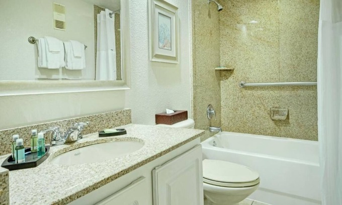 Florida Center Condo | Charming 2-bedroom condo in terrific Orlando with WiFi. Parking 15.00 per day