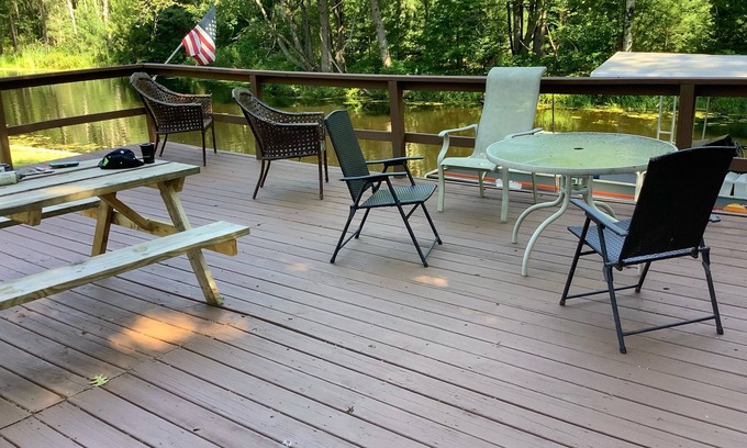 Cadillac Cottage | Charming 2-bedroom cottage on Lake Mitchell in Cadillac with WiFi