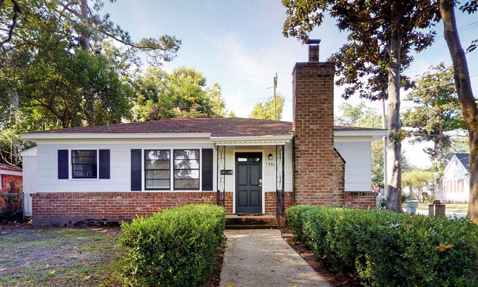 Parkside House | Charming 2-bedroom cottage on Daffin Park in beautiful Savannah with WiFi, AC