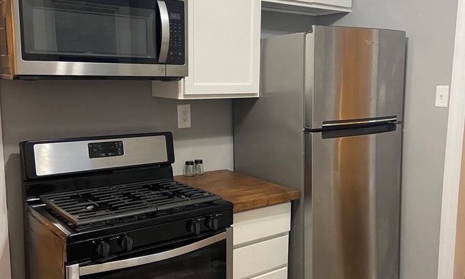 University District Cottage | Charming 2-bedroom cottage with AC in Memphis - WiFi included