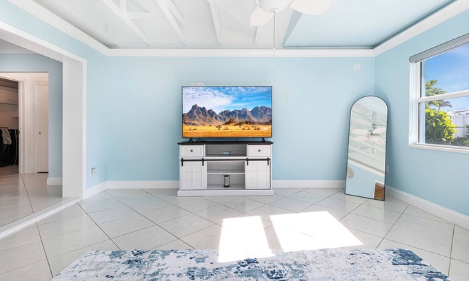 Caloosahatchee House | Charming 2-bedroom house with WiFi, AC in lovely Cape Coral