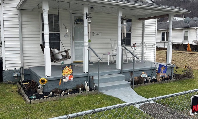 Tad House | Charming 2-bedroom house in fabulous Charleston with AC