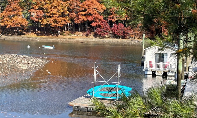 Portsmouth Boat Rental | Charming 2-bedroom house boat in Portsmouth with AC, WiFi