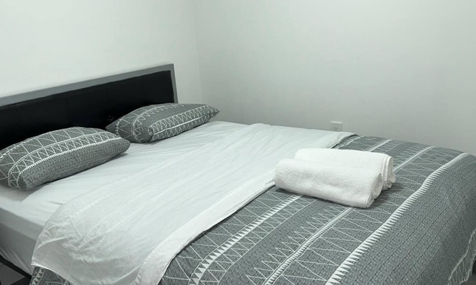 Sunset House | Charming 2-bedroom house with AC, WiFi in beautiful Vancouver
