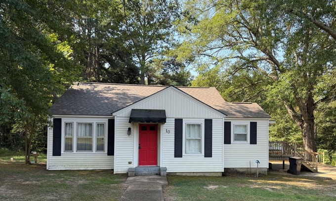 Abbeville House | Charming 2-bedroom house 8 miles from Oxford and Ole Miss! Crib and high chair