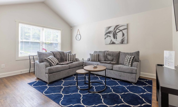 Villa Heights House | Charming 2-bedroom house with AC, WiFi in wonderful Charlotte