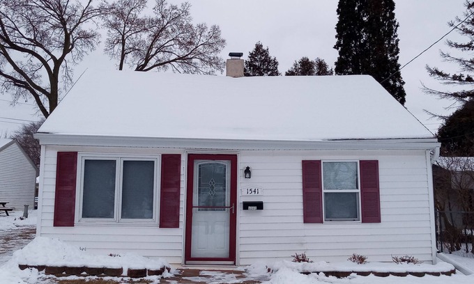 Green Bay House | Charming 2-bedroom house with AC, WiFi in serene Green Bay