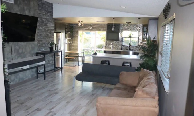 Las Vegas House | Charming 2-bedroom house in fantastic Las Vegas with AC, WiFi Casita los Hermano