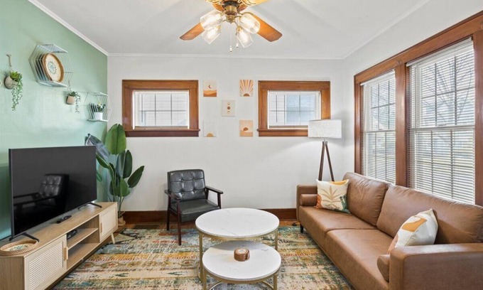 Rochester House | Charming 2-bedroom house with AC, WiFi in Rochester