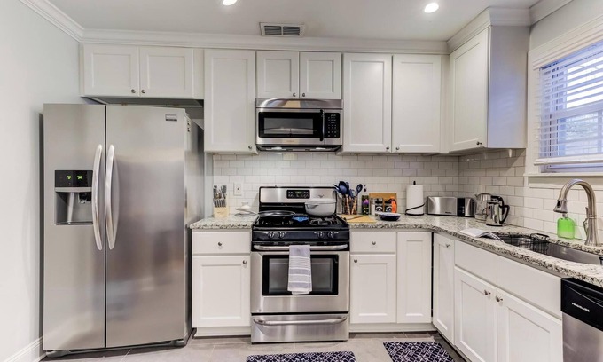 Joffre House | Charming 2-bedroom home with FREE 12pm checkout in vibrant Memphis