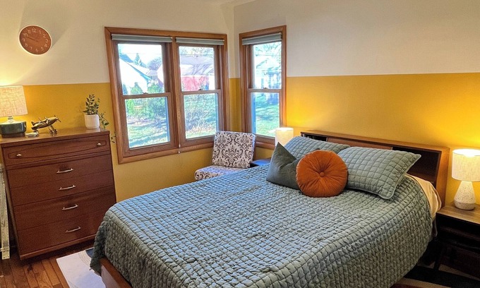 Oshkosh House | Charming 2-bedroom home away from home in Oshkosh