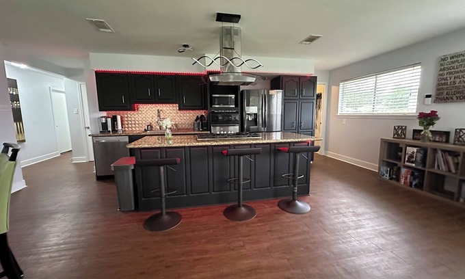 Kenner - Louis Armstrong International Airport House | Charming 2-bedroom house with AC, fitness room and WiFi in adorable Metairie
