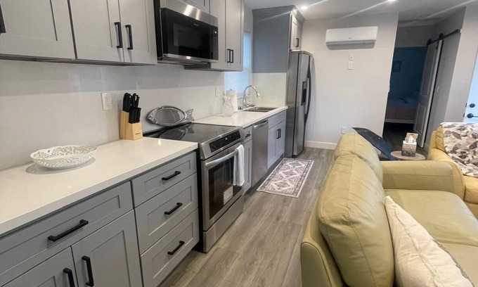 North Central House | Charming 2-bedroom house with WiFi, AC in fabulous Pasadena
