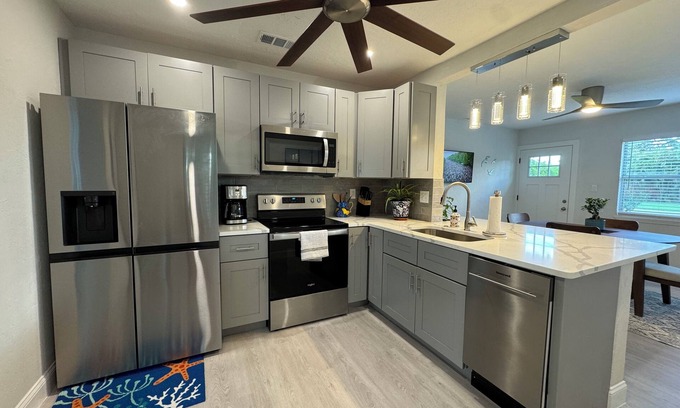 Gulf Gate Estates House | Charming 2-bedroom house located just minutes from Siesta Key