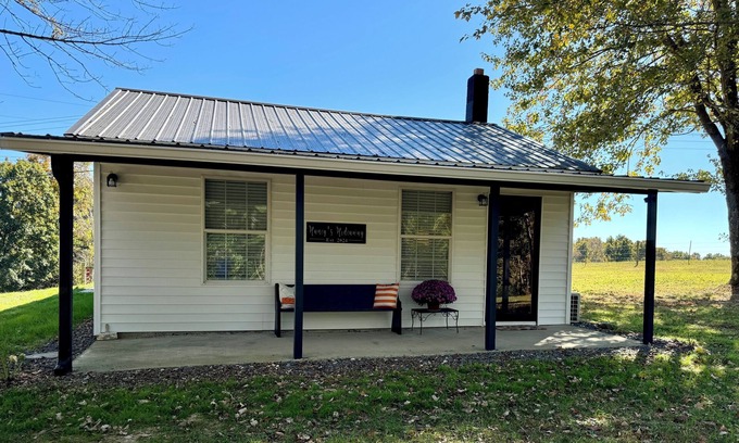 Knifley House | Charming 2-bedroom house minutes from Green River Lake! Free parking & WiFi