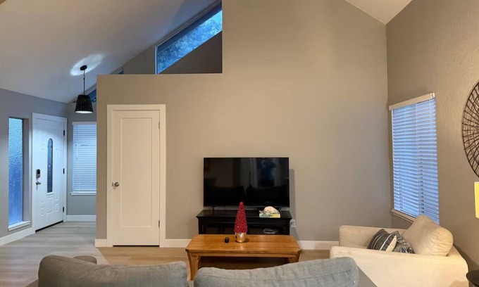 Modesto House | Charming 2-bedroom house with AC in Modesto