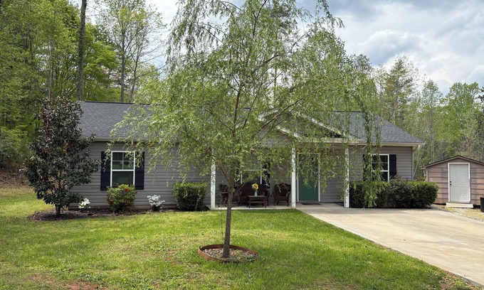 Greenville - Spartanburg House | Charming 2-bedroom house in wonderful Taylors with AC, WiFi