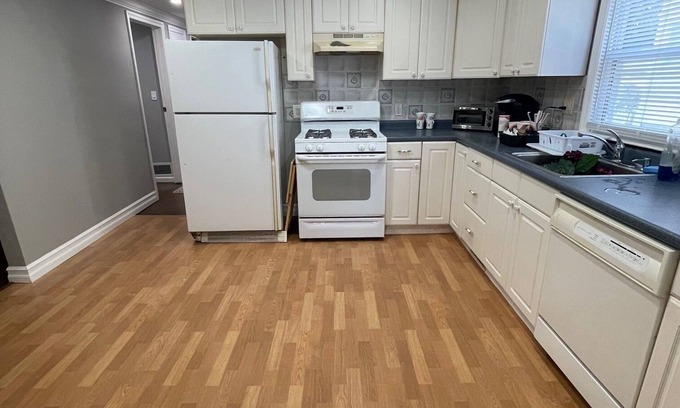 Alden Manor House | Charming 2-bedroom house with WiFi and AC in tranquil Elmont