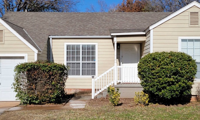 Lawton House | Charming 2-bedroom house in a quiet neighborhood - AC, WiFi in delightful Lawton