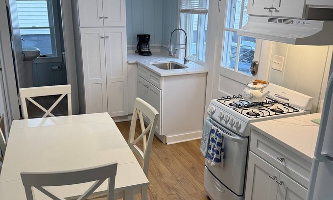 Hampton House | Charming 2-bedroom house with AC, WiFi in lovely UNIT B