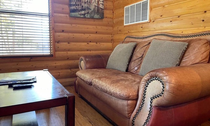 Pottsboro Cabin | Charming 2 Bedroom Lakeview Cabin: Cabin C