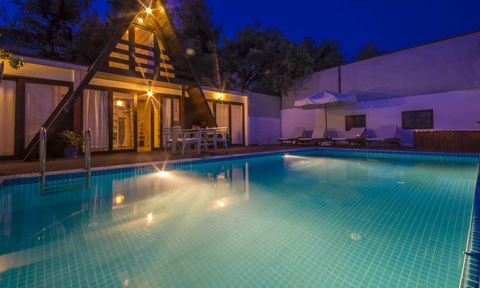 Islamlar House | Charming 2 Bedroom Timber Villa with Totally Private Pool, near village centre