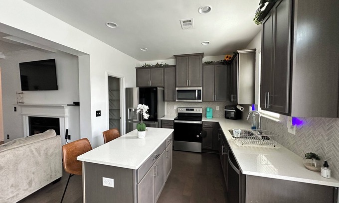 Conyers House | Charming 2-bedroom townhome with office and WiFi in quiet Conyers neighborhood