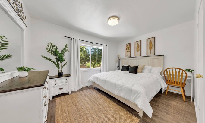 Southeastern Sacramento House | Charming 2-bedroom Unit in Duplex Nestled in A Quiet Neighborhood.