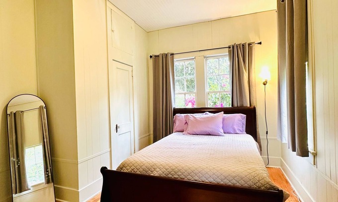 Mid City South House | Charming 2-bedroom house in lovely Baton Rouge with WiFi, AC