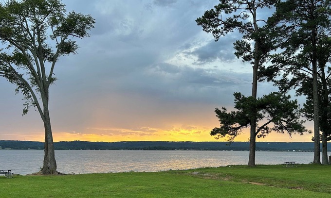 Guntersville Cottage | Charming 2-bedroom cottage, sleeps 2-4, with WiFi & AC in adorable Guntersville
