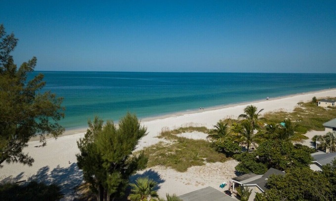 Ilexhurst Condo | Charming 2-bedroom condo with WiFi, AC in serene Holmes Beach Walk to the beach