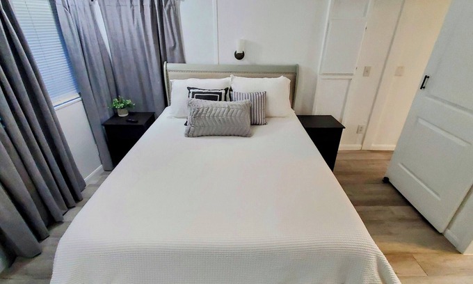 Lake Charles House | Charming 2-bedroom Mobile Home in Lake Charles with WiFi, Jaccuzy, Washer/Dryer