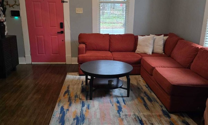 Capital View House | Charming 2-bedroom house - Perfect for Short-Term Rental