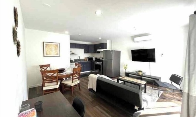 Palms House | Charming 2-Bedroom Guesthouse, Private, fully fenced Backyard, near Culver City!
