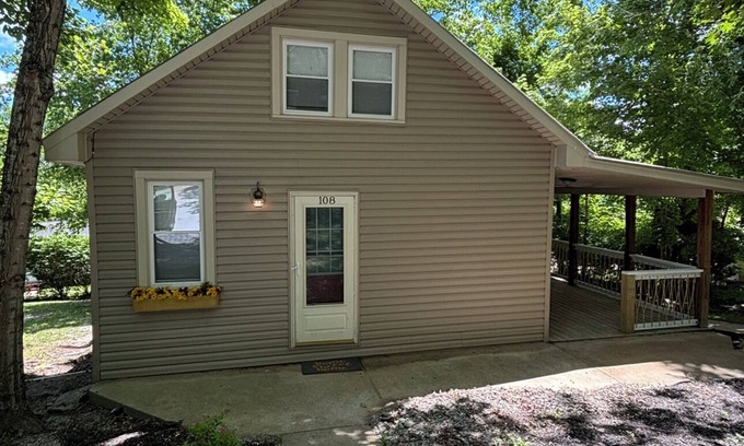 Mammoth Cave House | Charming 2-bedroom cabin on Nolin Lake with WiFi, AC, fire pit