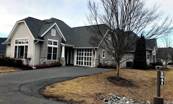 McGaheysville House | Charming 2-bedroom bungalow in Tremendous Massanutten with WiFi and fitness room