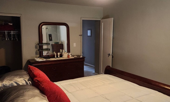 North Side Apartment | Charming 2-bedroom apartment in lovely Mount Vernon with free parking on site