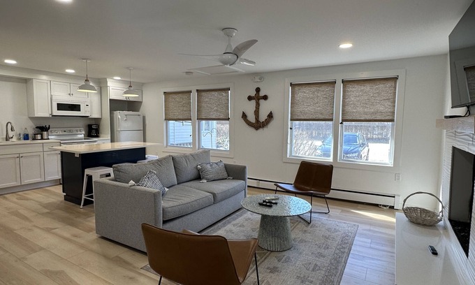 Narragansett Pier Apartment | Charming 2-bedroom apartment, 2 minutes from the beach!