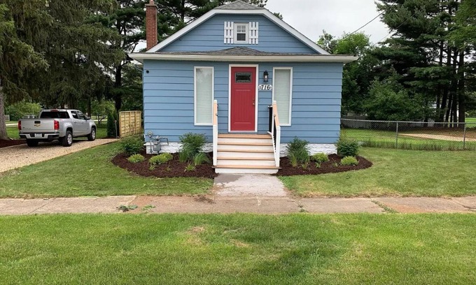 New Buffalo House | Charming 2-bedroom house in delightful New Buffalo with hot tub