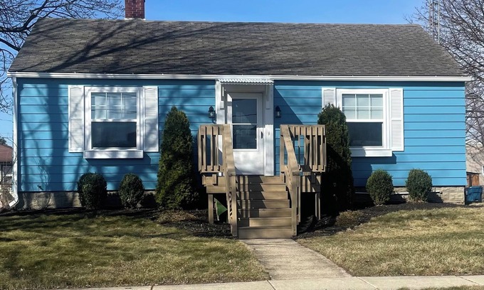 Port Clinton House | Charming 2-bedroom house with WiFi in Port Clinton steps from the public beach