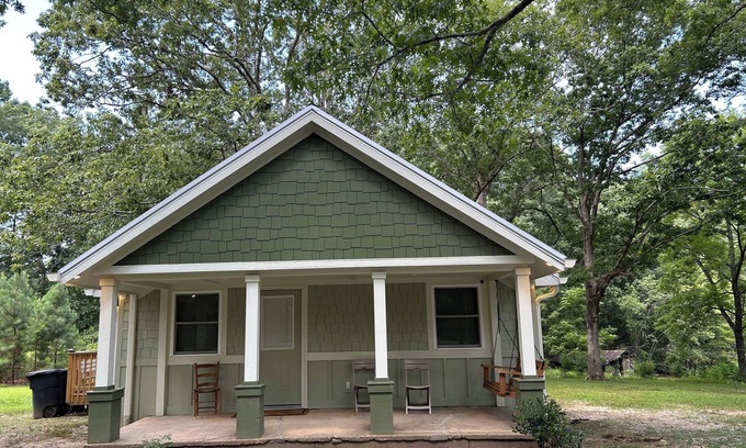 Rising Fawn Cabin | Charming 2-bedroom mountaintop cabin with AC, WiFi in tranquil Rising Fawn