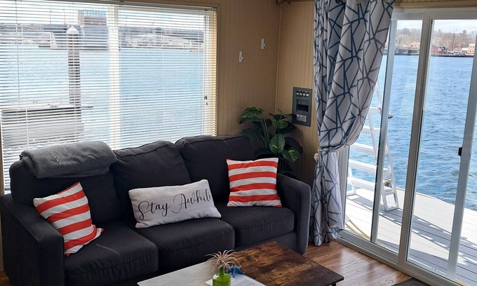 Sturgeon Bay Boat Rental | Charming 2-bedroom boat with AC, WiFi in lovely Sturgeon Bay Mary 1