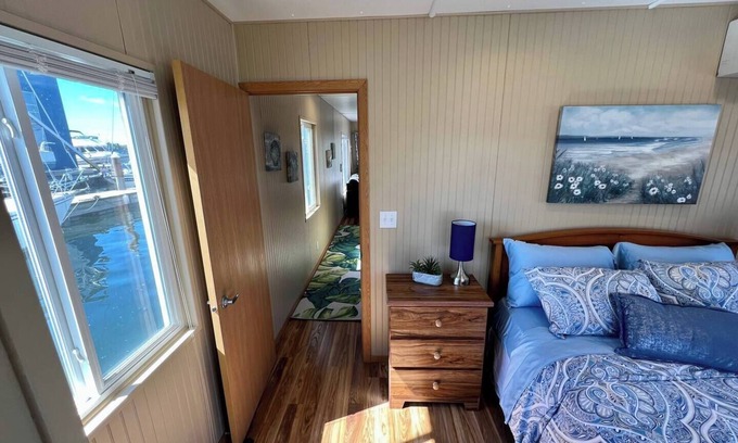 Sturgeon Bay Boat Rental | Charming 2-bedroom houseboat in Sturgeon Bay with AC, WiFi/Pier Relax'n